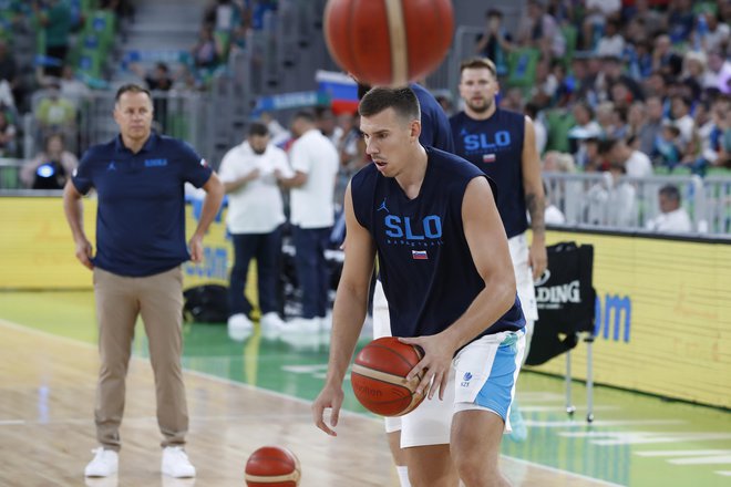 Vlatko Čančar je po zabijanju v Atenah pristal na levo nogo in se takoj prijel za koleno. Izgledalo je zelo slabo. FOTO: Leon Vidic