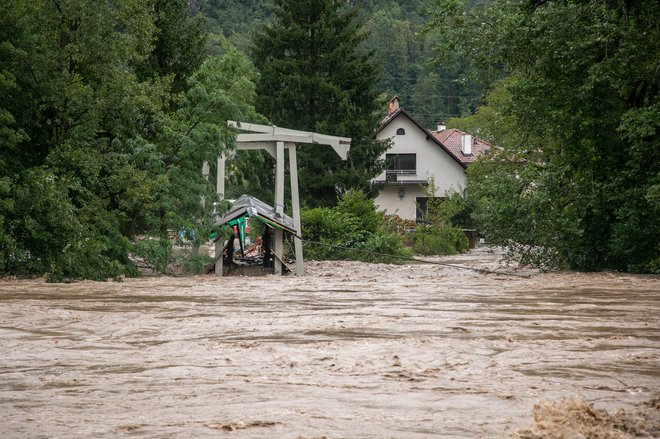 Odneslo je tudi znamenito brv med Mednim in Vikrčami. FOTO: Voranc Vogel/Delo