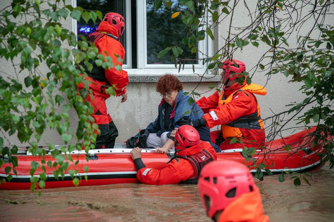 Ker je Elizabetina hiša postala otok, so morali gospo evakuirati. FOTO: Voranc Vogel/Delo