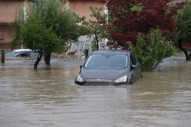 Poplave v Šmarci pri Kamniku na včerajšnji 4. avgust. FOTO: Leon Vidic/Delo