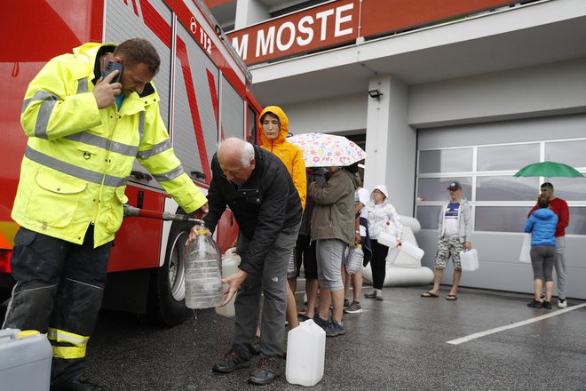 Gasilci so točili pitno vodo domačinom, ki so ostali brez nje zaradi poplav. Moste pri Komendi. FOTO: Leon Vidic/Delo