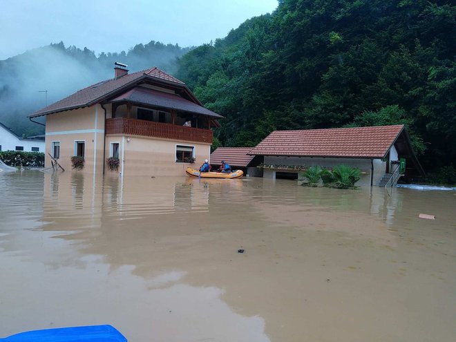 Ujete v hišah v naselju Smrekarice bodo gasilci v nedeljo poskušali rešiti. FOTO: občina Litija