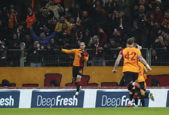 Tako so se soigralci in navijači veselili enega od številnih golov, ki jih je v minuli sezoni zabil za Galatasaray argentinski napadalec Mauro Icardi (v zraku). FOTO: Murad Sezer/Reuters