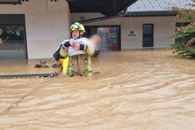 Sandi Zajc med reševanjem otrok iz mengeškega vrtca Gobica. FOTO: PGD Mengeš