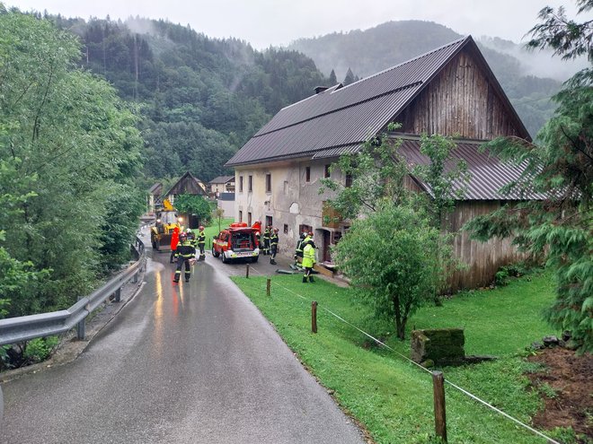 Preventivno zavarovanje objekta v Cerknem. FOTO: PGD Cerkno