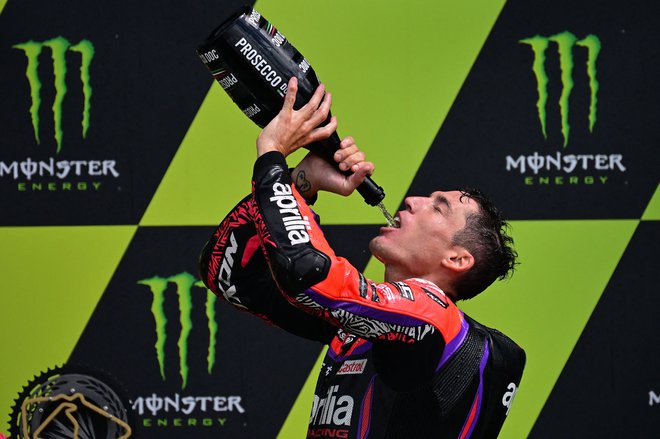 Aleix Espargaro si je dal duška na odru. FOTO: Ben Stansall/AFP