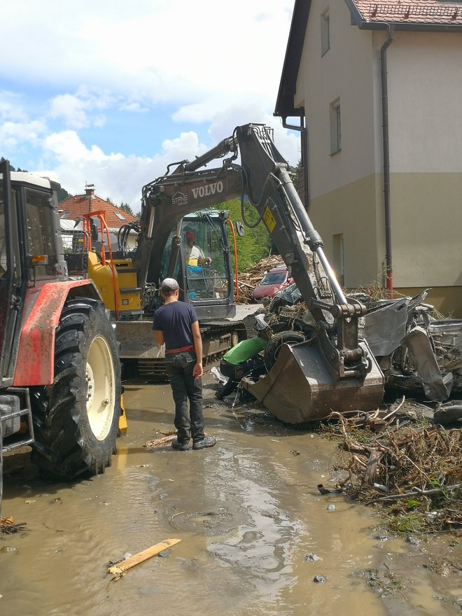 Interventna sanacija škode po poplavah v Črni na Koroškem, do katere so se reševalne ekipe po tleh uspele prebiti šele danes. FOTO: Novica Mihajlović/Delo