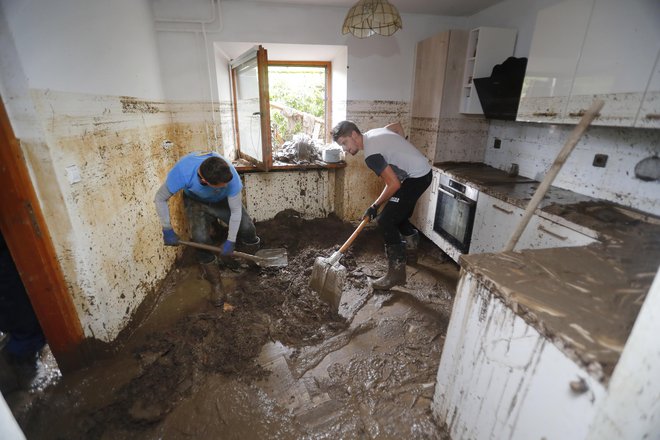 Pred pol leta so obnovili spodnji del hiše, zgoraj še sploh niso začeli urejati. Ostali so brez vsega. FOTO: Leon Vidic