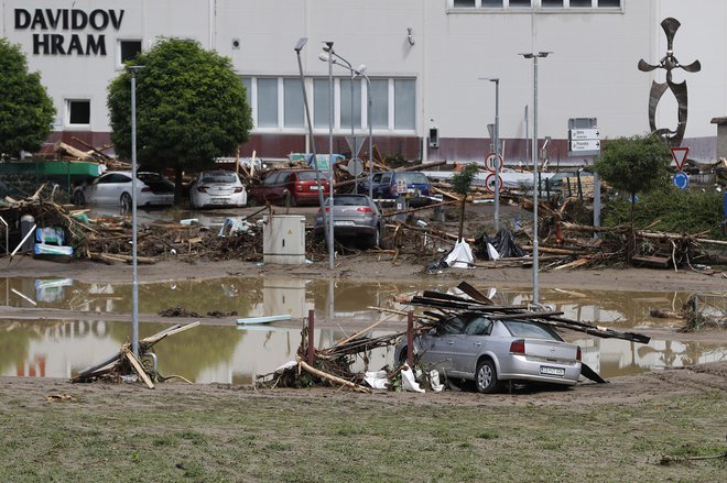 Voda je nosila drevesa, skale, bale sena kot kinder jajčka in tudi avtomobile. FOTO: Leon Vidic