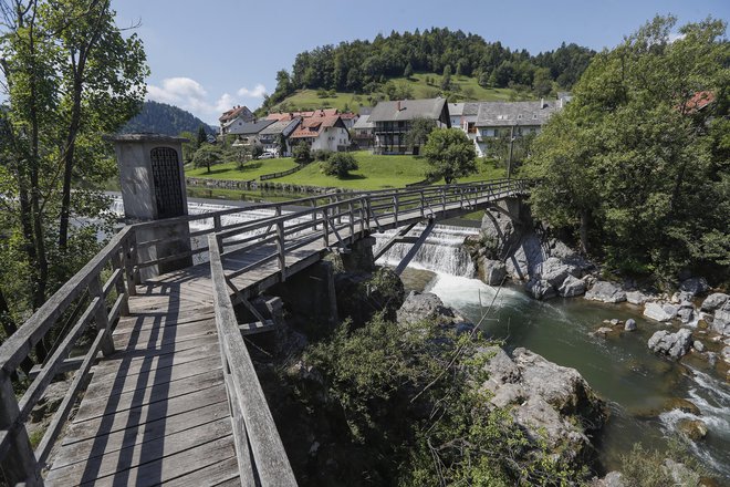 Hudičeva brv z znamenjem sv. Janeza Nepomuka pred uničenjem. FOTO: Leon Vidic/Delo