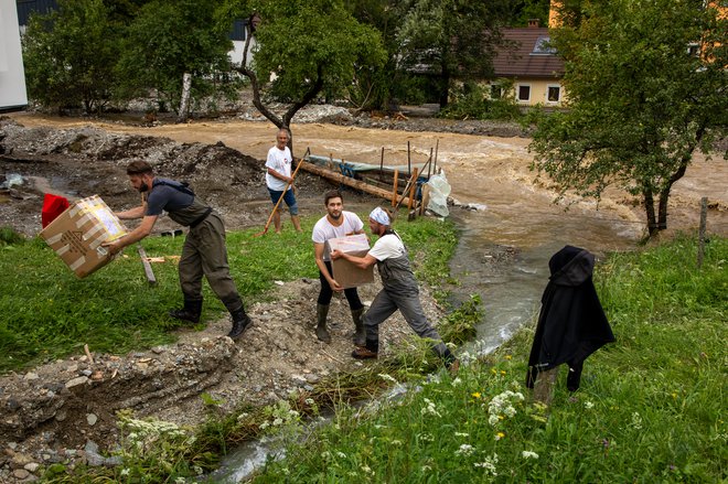 V Črni na Koroškem je te dni na vsakem koraku mogoče v živo videti slogo in solidarnost pri delu. FOTO: Voranc Vogel/Delo