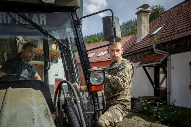 Vojska povsem razdejani Črni na Koroškem prinaša upanje, da bo kmalu bolje. FOTO: Voranc Vogel/Delo