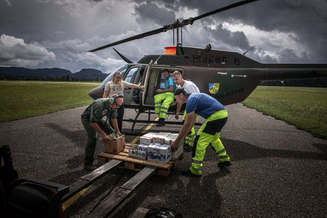 Helikopterji Slovenske vojske neprestano dovažajo najnujnejše dobrine v od sveta odrezani nesrečni kraj. FOTO: Voranc Vogel/Delo