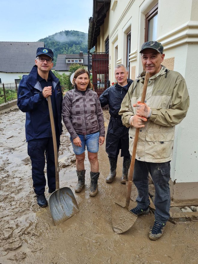 Obrambni minister Marjan Šarec, ki v svoji vlogi v teh dneh blesti, je bil med drugim tudi na obisku v Mozirju, kjer je konec tedna za lopate najprej poprijela poslanska skupina SDS Janeza Janša. Iz Mozirja je tudi njihov poslanec Jože Jelen. FOTO: SDS