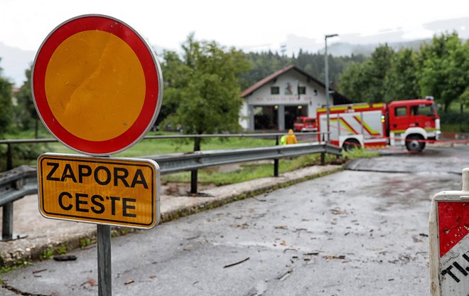 Škoda na cestni infrastrukturi je po županovih ocenah velika. FOTO: Blaž Samec/Delo