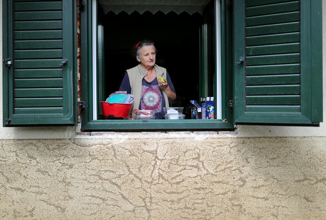 Nado Steblovnik in njenega moža Franca je soseda v svojo hišo potegnila skozi okno, ko sta po vodi, ki sta jo imela že čez prsi, tavala naokoli. Potem so jih vse s čolni rešili gasilci. FOTO: Blaž Samec/Delo