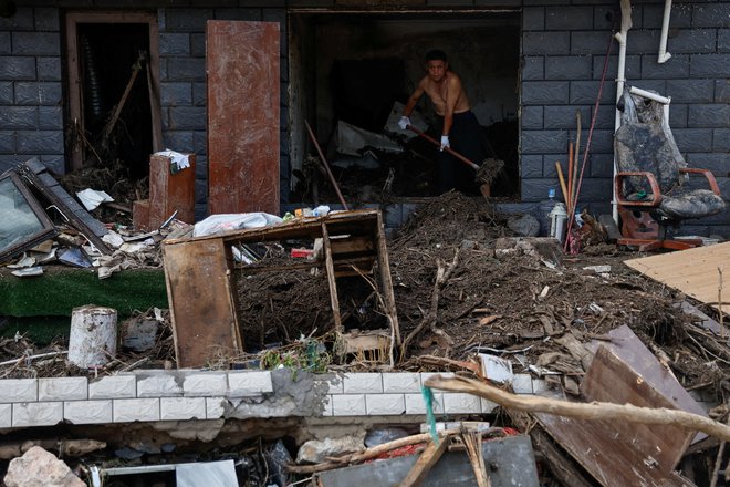 Deževje in narasle vode na Kitajskem so v zadnjih dneh zahtevali več kot 20 življenj. FOTO: Tingshu Wang/Reuters