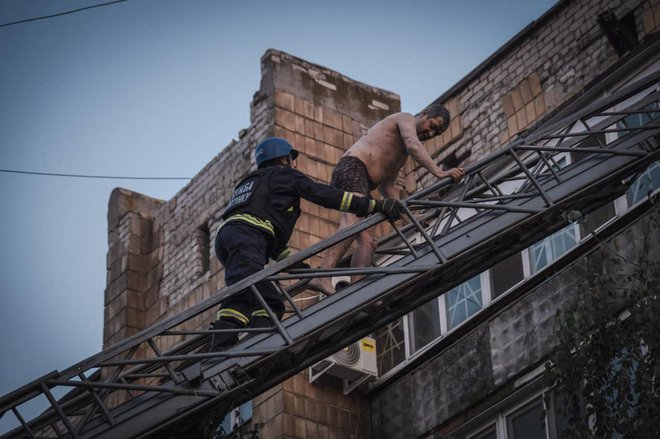 V ruskem raketnem napadu na mesto Pokrovsk na vzhodu Ukrajine, v katerem je bila med drugim poškodovana stanovanjska stavba, je bilo v ponedeljek ubitih najmanj sedem ljudi, 67 je bilo ranjenih. FOTO: AFP