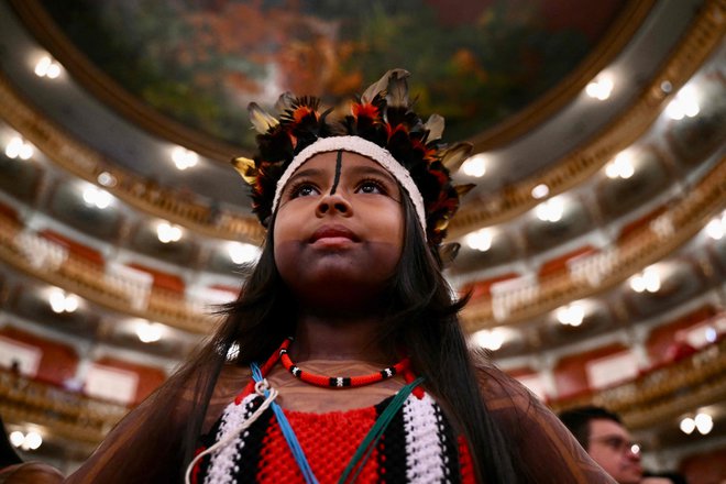 Člani domorodnih plemen so se v gledališču Teatro da Paz v brazilskem mestu Belém udeležili predstavitve podatkov brazilskega popisa prebivalstva. V Braziliji se je število avtohtonega prebivalstva od leta 2010 do leta 2022 povečalo za 89 odstotkov, na skoraj 1,7 milijona ljudi. FOTO: Evaristo Sa/Afp