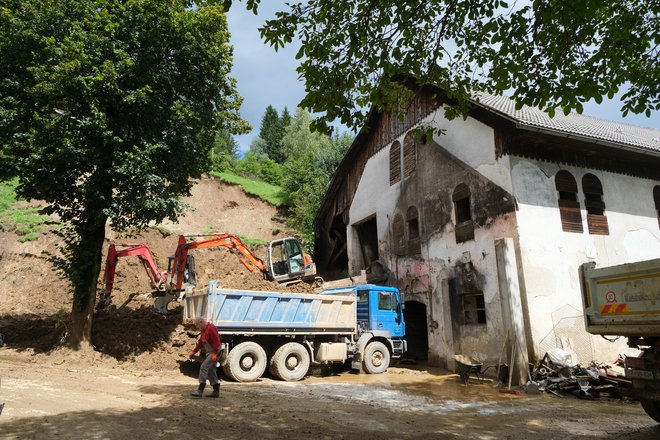 Odpravljanje posledic plazu se je nadaljevalo tudi včeraj. FOTO: Špela Ankele/Slovenske novice