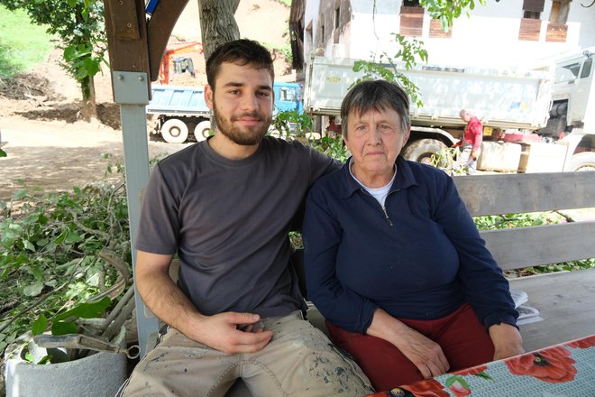 Minka Reberšek z vnukom Maticem; tudi on je, tako kot oče, prostovoljni gasilec. FOTO: Špela Ankele/Slovenske novice