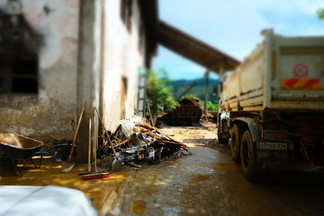 Na kmetiji pr'Barbarč se bojijo, da bodo morali po zemeljskem plazu kmetovanje opustiti. FOTO: Špela Ankele/Slovenske novice