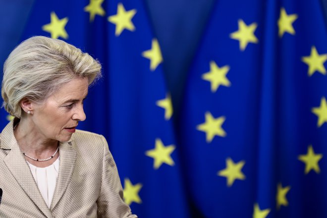 Ursula von der Leyen si bo ogledala razdejanje po poplavah in nagovorila državni zbor, ki se bo sestal na izrednem zasedanju. FOTO: Kenzo Tribouillard/AFP