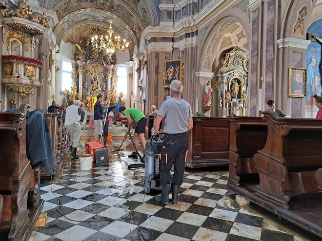 Petrovška bazilika je pomembno romarsko središče celjske škofije, ki je tudi spomeniško zaščitena. Čistiti so jo začeli takoj, ko je voda odtekla, klopi so dvignili, pod njimi je bilo ogromno mulja in blata, ki so ga odstranjevali še včeraj. FOTO: Špela Kuralt/Delo