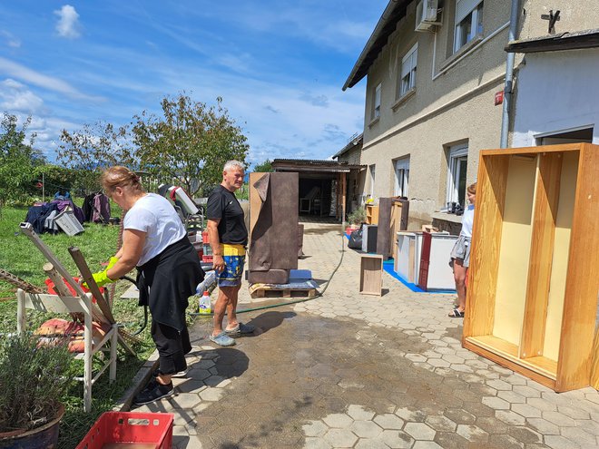 Hiša v Medlogu, ki je bil eno redkih poplavljenih območij v Mestni občini Celje. Družina je živela v pritličnem stanovanju, ki je povsem uničeno in neprimerno za bivanje. FOTO: Špela Kuralt/Delo