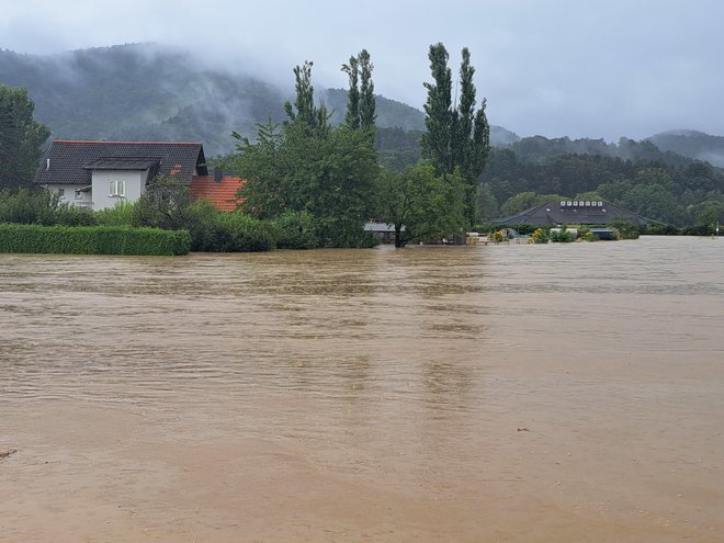 Hiša v Medlogu, kjer živijo naši sogovorniki, na dan poplave, a še pred vrhuncem povodnji. FOTO: Špela Kuralt/Delo