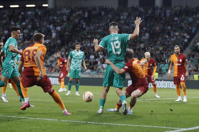 Olimpijini nogometaši so se borili po najboljših močeh, visoka zmaga pa je odšla v Istanbul. FOTO: Leon Vidic/Delo