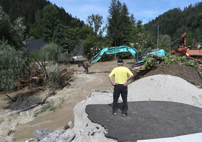 Voda je odnesla brežino in vodovod, sanacija bo dolgotrajna. FOTO: Dejan Javornik