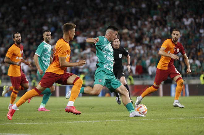 Nogometaši Galatasaraya so bili previsoka ovira za Svita Sešlarja in druge zeleno-bele, ki bodo v povratni tekmi v Istanbulu že igrali trening tekmo za 4. kolo kvalifikacij za evropsko ligo. FOTO: Leon Vidic/delo