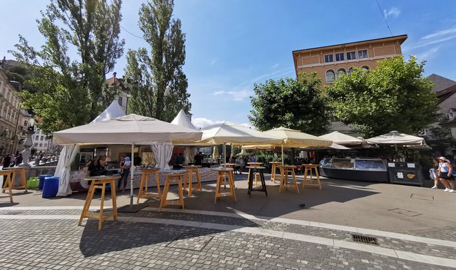 Na vrhuncu turistične sezone v strogem središču slovenskega glavnega mesta tujcem ponujajo bosanske dobrote. FOTO: Jože Suhadolnik