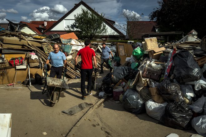 Centri so polni, odpadki se kopičijo, čeprav komunale delujejo s polno paro. FOTO: Voranc Vogel/Delo