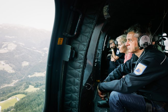 Predsednica evropske komisije Ursula von der Leyen in premier Robert Golob med poletom s helikopterjem, iz katerega sta si ogledala prizadeta območja. FOTO: Anže Malovrh/STA