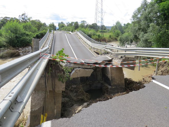 Močno poškodovan most na državni cesti na Vidmu nikoli več ne bo prevozen. FOTO: Bojan Rajšek/Delo