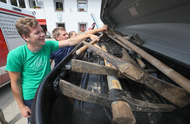 Študenti, ki so jih prizadele poplave ali pa pomagajo pri odpravi posledic ujme, bodo upravičeni do prilagojenih vpisnih pogojev. FOTO:  Dejan Javornik/Delo