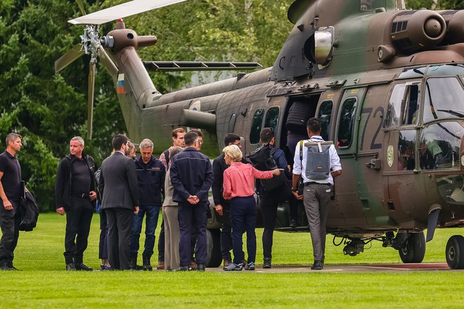 Ursula von der Leyen se je s premierom Golobom zjutraj odpravila na Koroško, kjer si je ogledala posledice poplav. FOTO: Črt Piksi/Delo