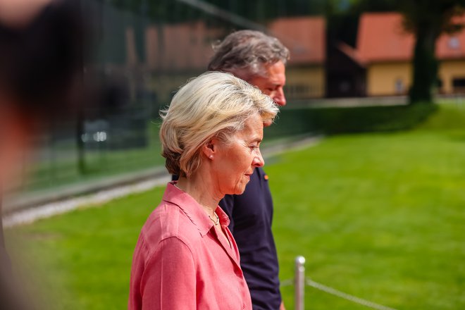 Ursula von der Leyen in Robert Golob med današnjim srečanjem na Brdu pri Kranju FOTO: Črt Piksi/Delo