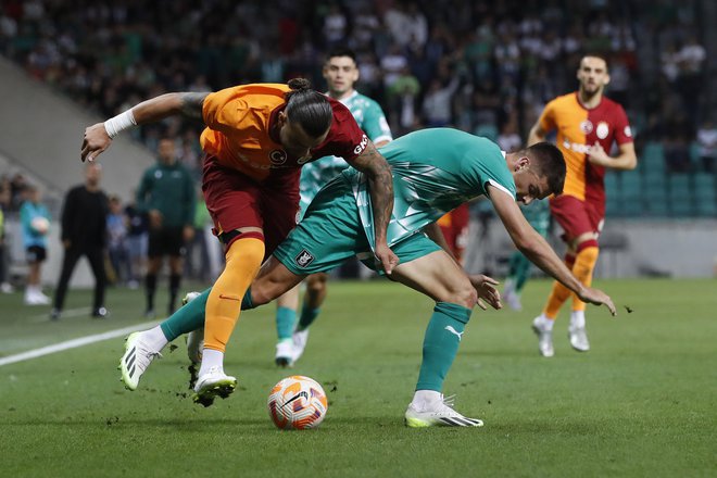 Rezultatsko se Olimpiji niso uresničile želje, a tudi dvoboj z močnejšim Galatasarayem je razkril, da ima nekaj zelo dragocenih fantov za velika dejanja. Med njimi tudi Admirja Bristrića. FOTO: Leon Vidic/Delo