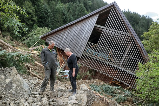 Marjeta in Dani Fale sta hlev v celoti obnovila, tu sta se želela ukvarjati tudi s turizmom. A najbolj boli, da že nekaj dni slišita jokati zasutega telička, do katerega ne morejo. FOTO: Blaž Samec/Delo