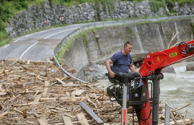 Sanacija po poplavah v naselju Luče FOTO: Blaž Samec/Delo