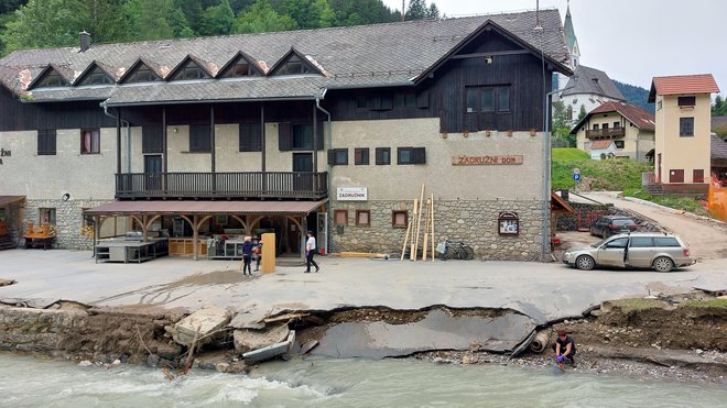 V gostilni Zadružnik je uničeno vse, v hiši je bilo dva metra vode. FOTO: Blaž Samec/Delo