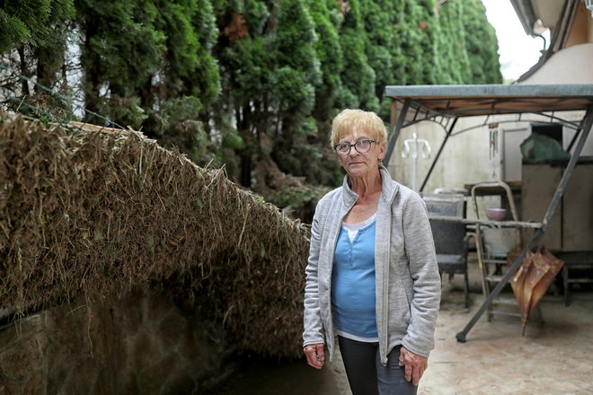 Nataša Vinko je komaj pobegnila iz stanovanja, in sicer skozi okno, čez ograjo in ciprese. FOTO: Blaž Samec/Delo