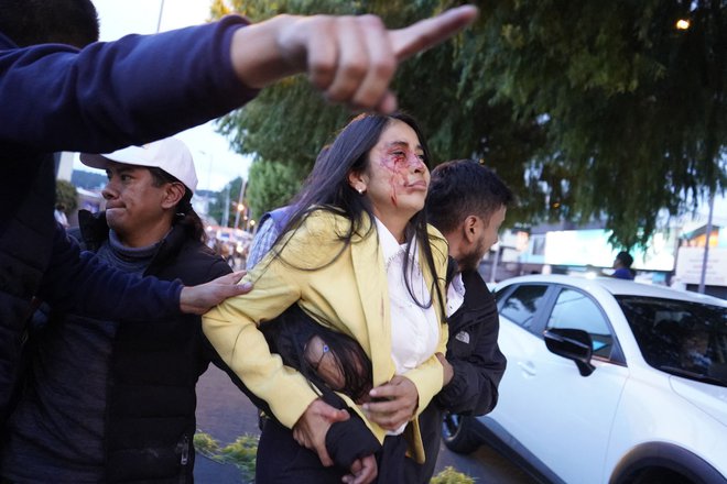 Po streljanju ob koncu shoda ekvadorskega predsedniškega kandidata Fernanda Villavicencija v Quitu pomagajo ženski, ki je bila ranjena. Ekvadorski predsedniški kandidat Fernando Villavicencio je bil po shodu v Quitu v sredo zvečer ustreljen, so poročali lokalni mediji, ki se sklicujejo na notranjega ministra Juana Zapato. Villavicencio, 59-letni novinar, je bil eden od osmih kandidatov na predsedniških volitvah 20. avgusta. Foto: Stringer/Afp