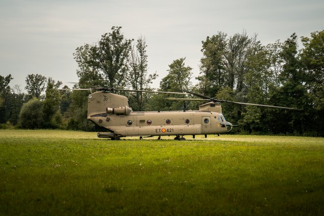 Helikopter CH-47F chinook španske vojske je pred dnevi prispel v Slovenijo. FOTO: Slovenska vojska