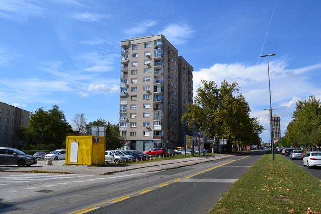 Na makadamskem zemljišču, kjer je danes plačljivo parkirišče, bo zrasel poslovno-stanovanjski kompleks. FOTO: ZAPS