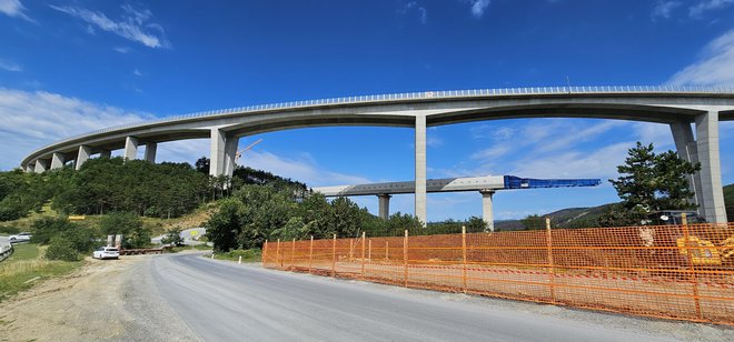 Tako se kaže viadukt Gabrovica v ozadju in pod viaduktom Črni Kal.

Foto Boris Šuligoj