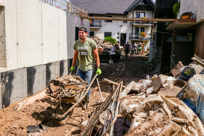 Kupi kosovnih odpadkov še nastajajo, vendar naj bi že do sredine prihodnjega tedna vse kupe, ki nastanejo čez dan, zvečer že pospravili. FOTO: Črt Piksi/Delo